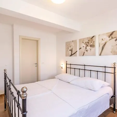 Holiday home Kristina - - Topici, Private Outdoor Swimmingpool, Wifi *